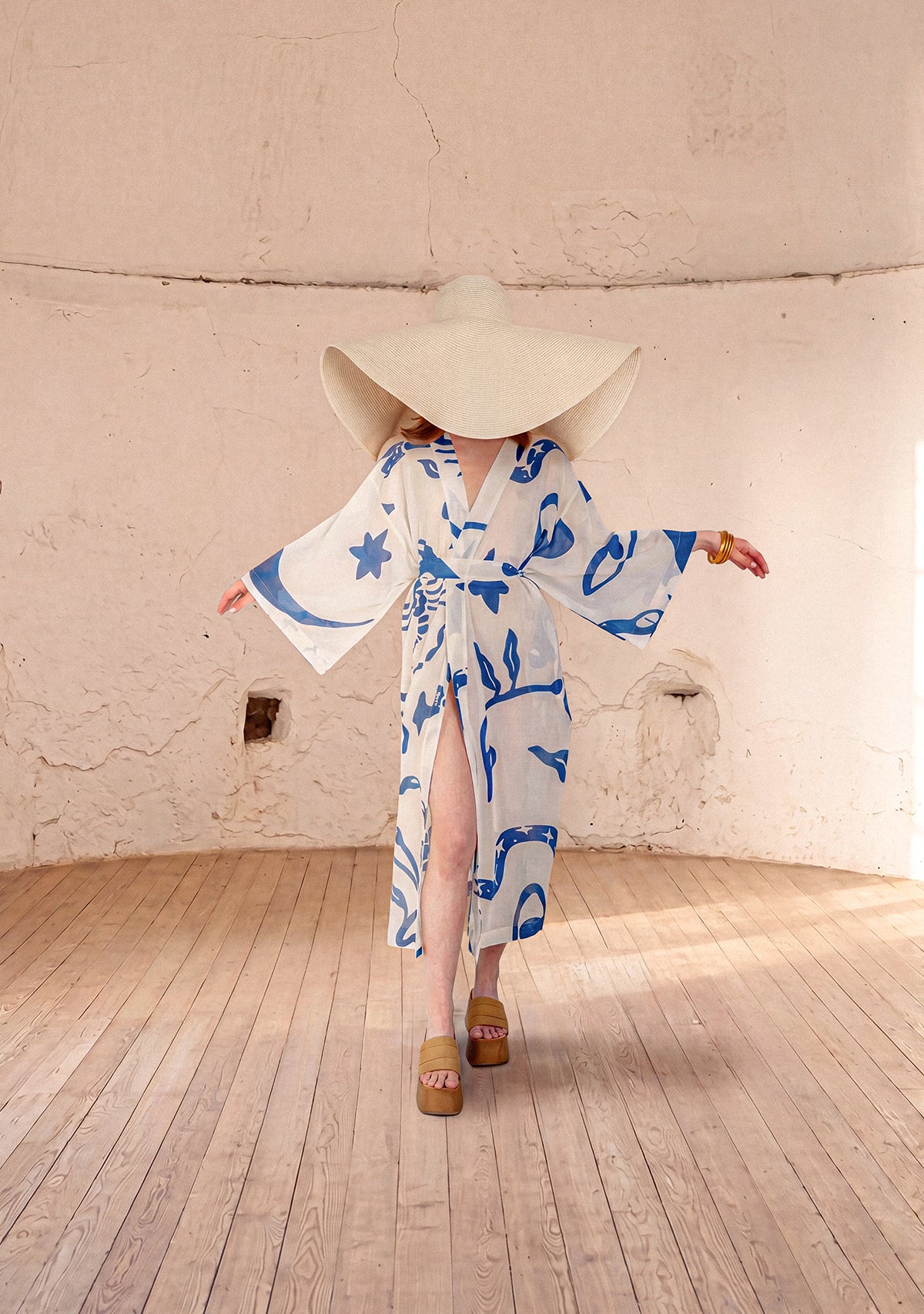 Chandra mavi desenli kimono ve hasır şapka kombinli model görünümü