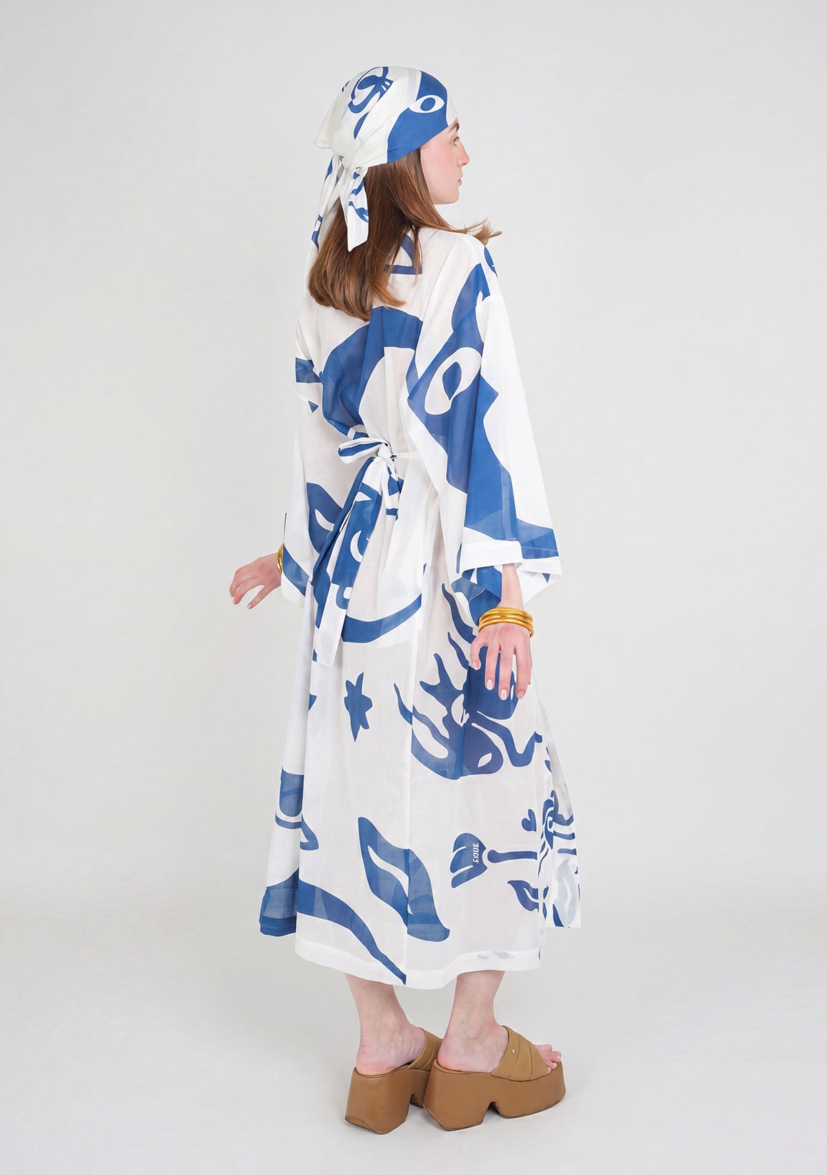 Chandra mavi desenli kimono ve eşarp kombinli model arka görünümü