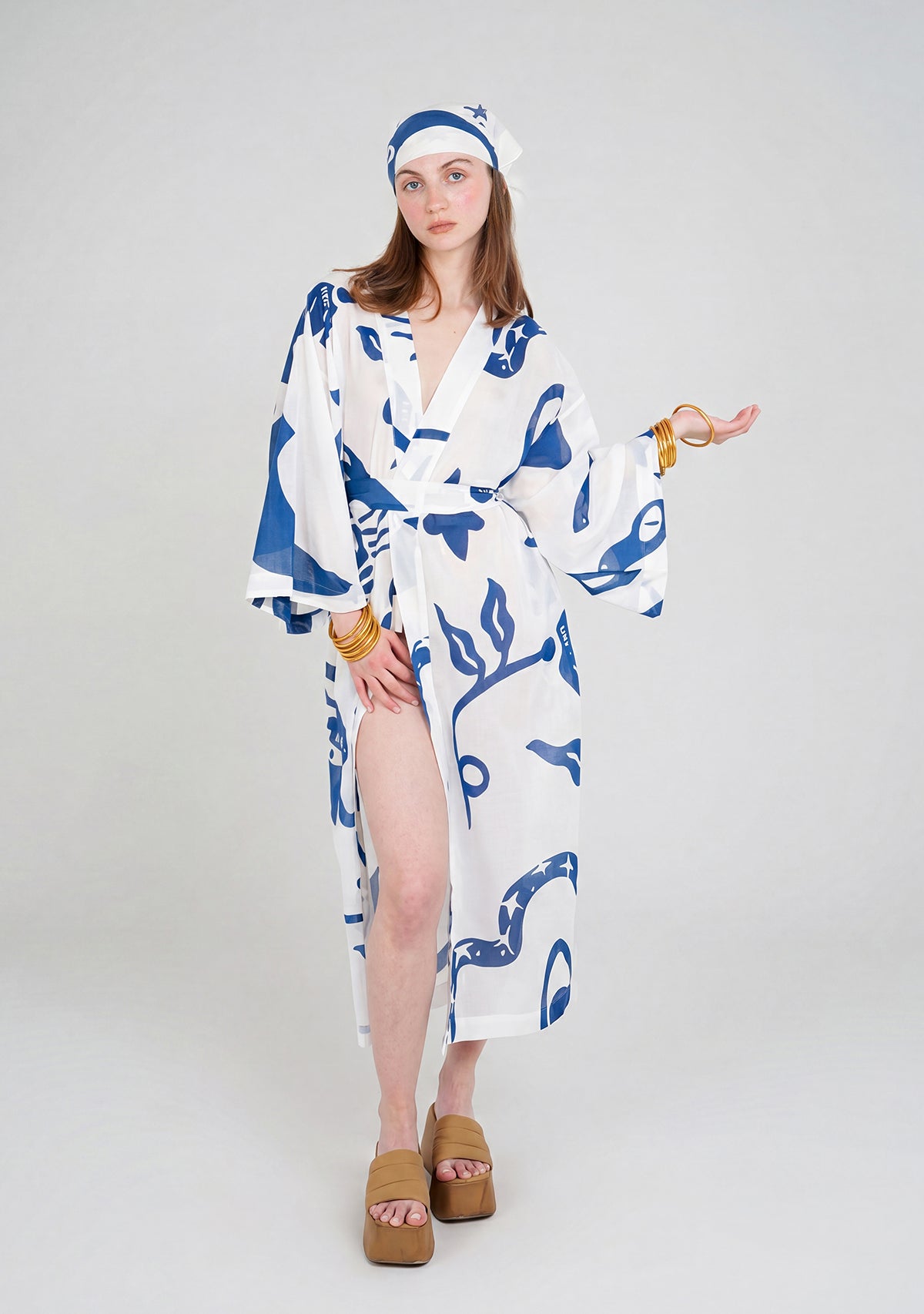 Chandra mavi desenli kimono ve eşarp kombinli model görünümü