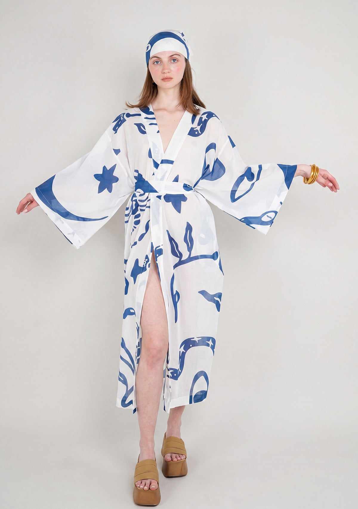 Chandra mavi desenli kimono ve eşarp kombinli model görünümü