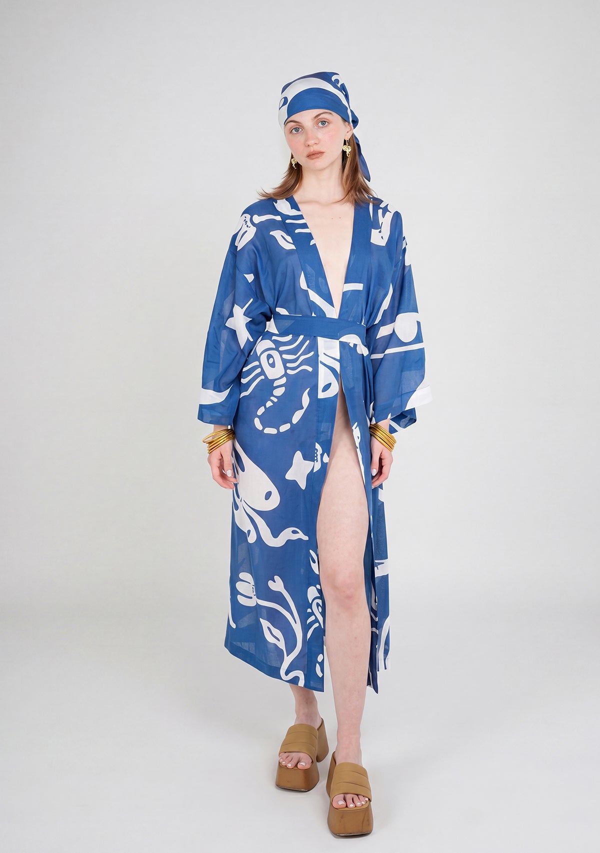 Chandra mavi desenli kimono ve eşarp kombinli model görünümü