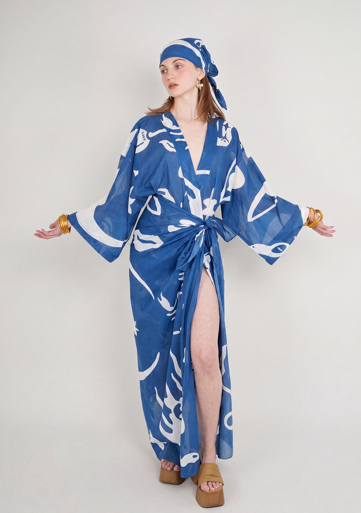 Chandra mavi desenli kimono ve eşarp kombinli yan detay model görünümü