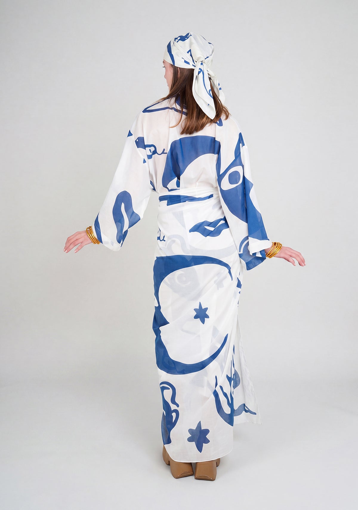 Chandra mavi desenli kimono üzeri pareo ve eşarp kombinli model arka görünümü
