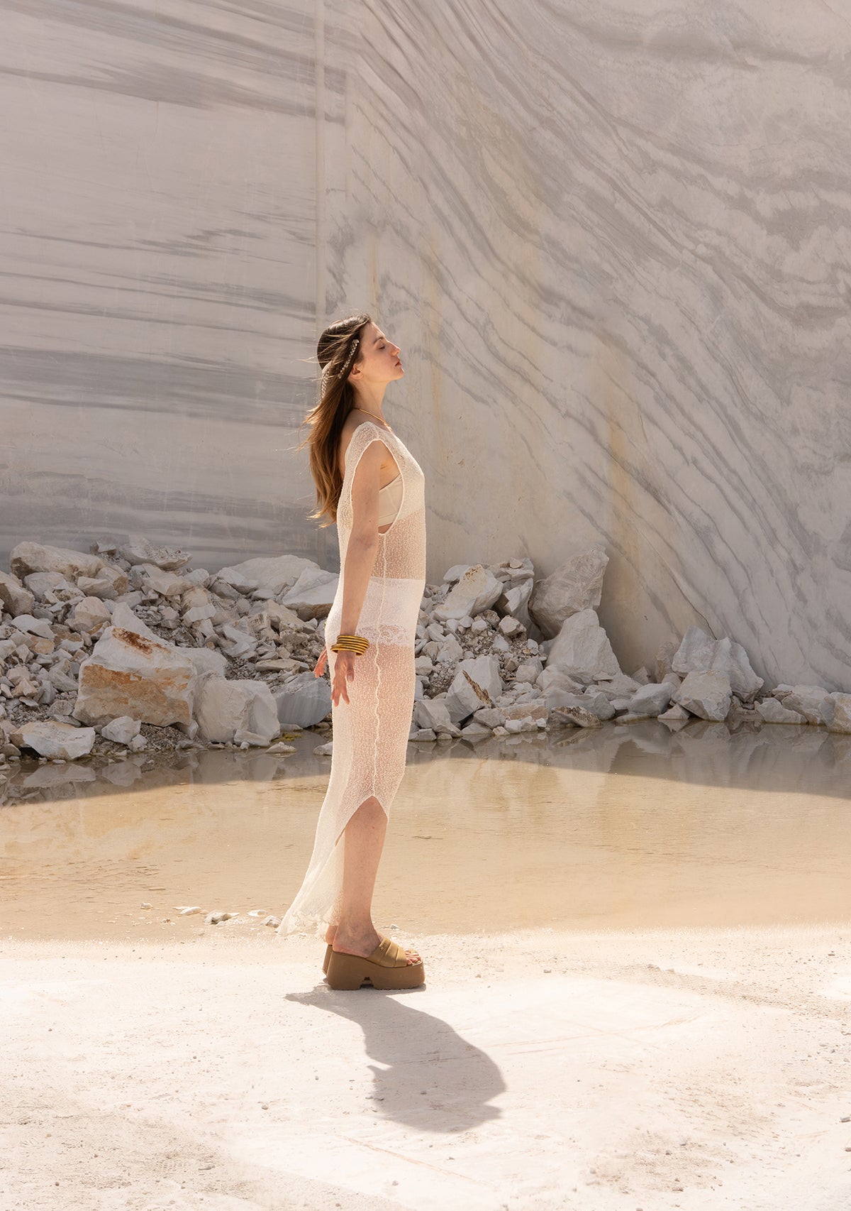 el-isi-kolsuz-uzun-beyaz-elbise-yan-gorsel