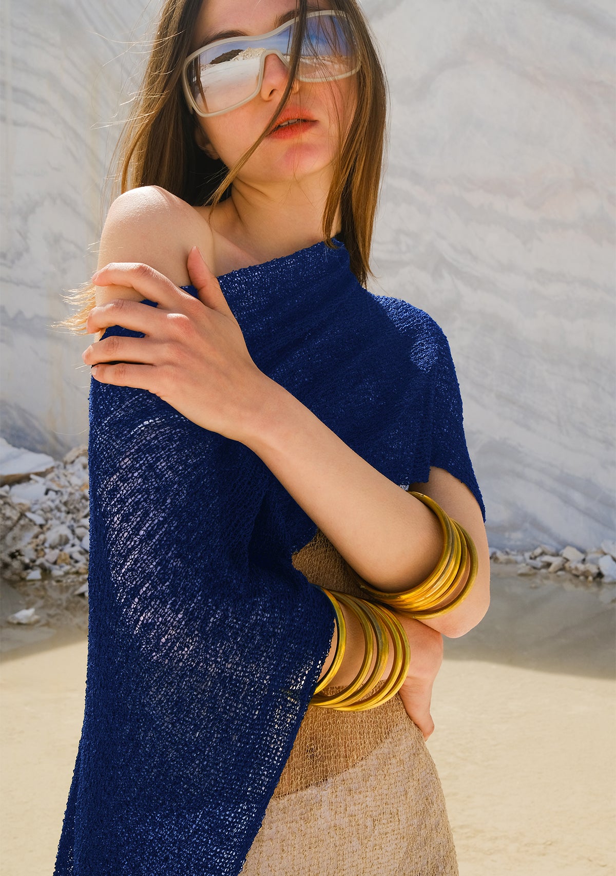 el-isi-lacivert-asimetrik-kesim-pelerin-on-görüntü