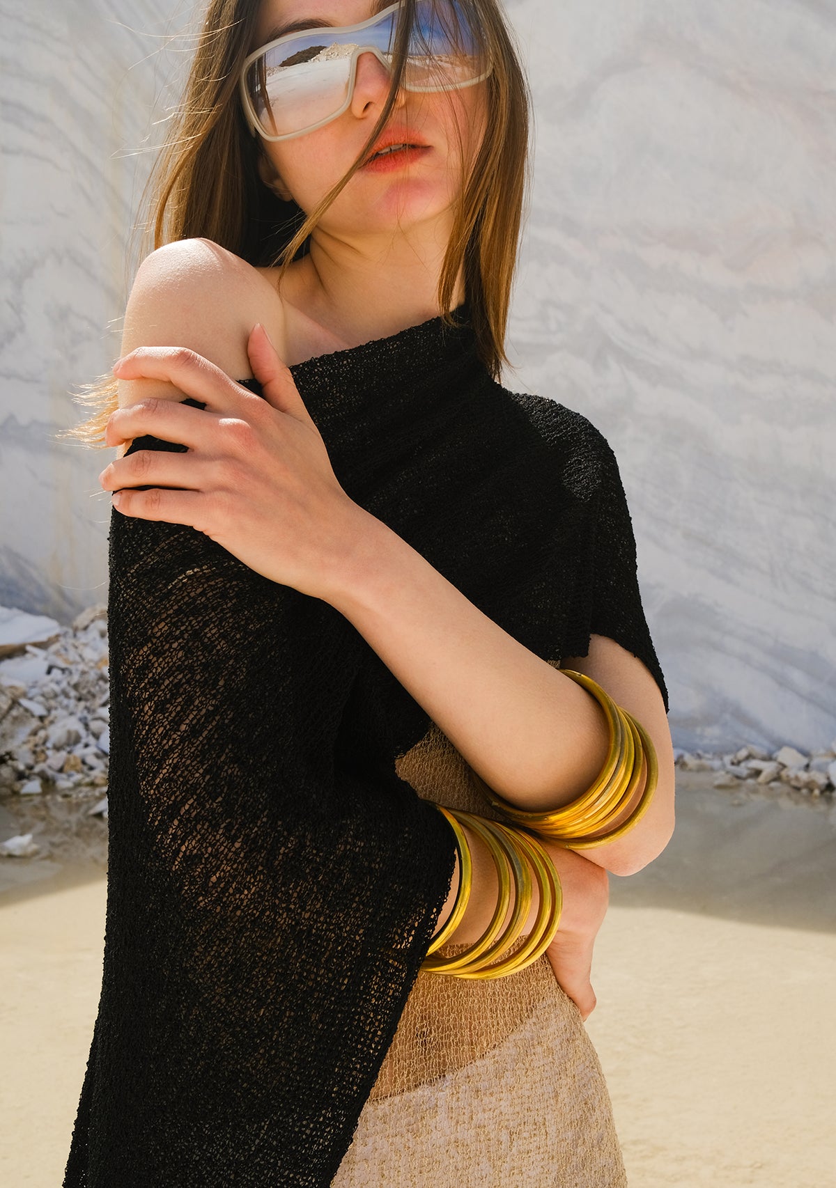 el-isi-siyah-asimetrik-kesim-pelerin-yakin-detay