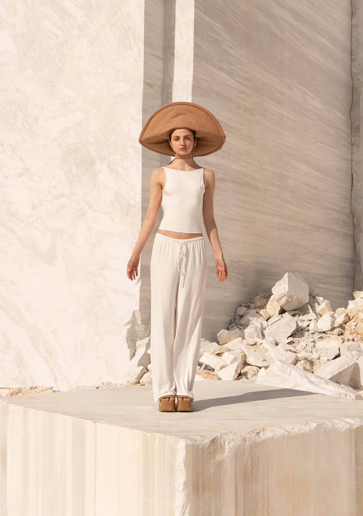 tinybrand.jpg-everyday-white-soft-pants-lifestyle