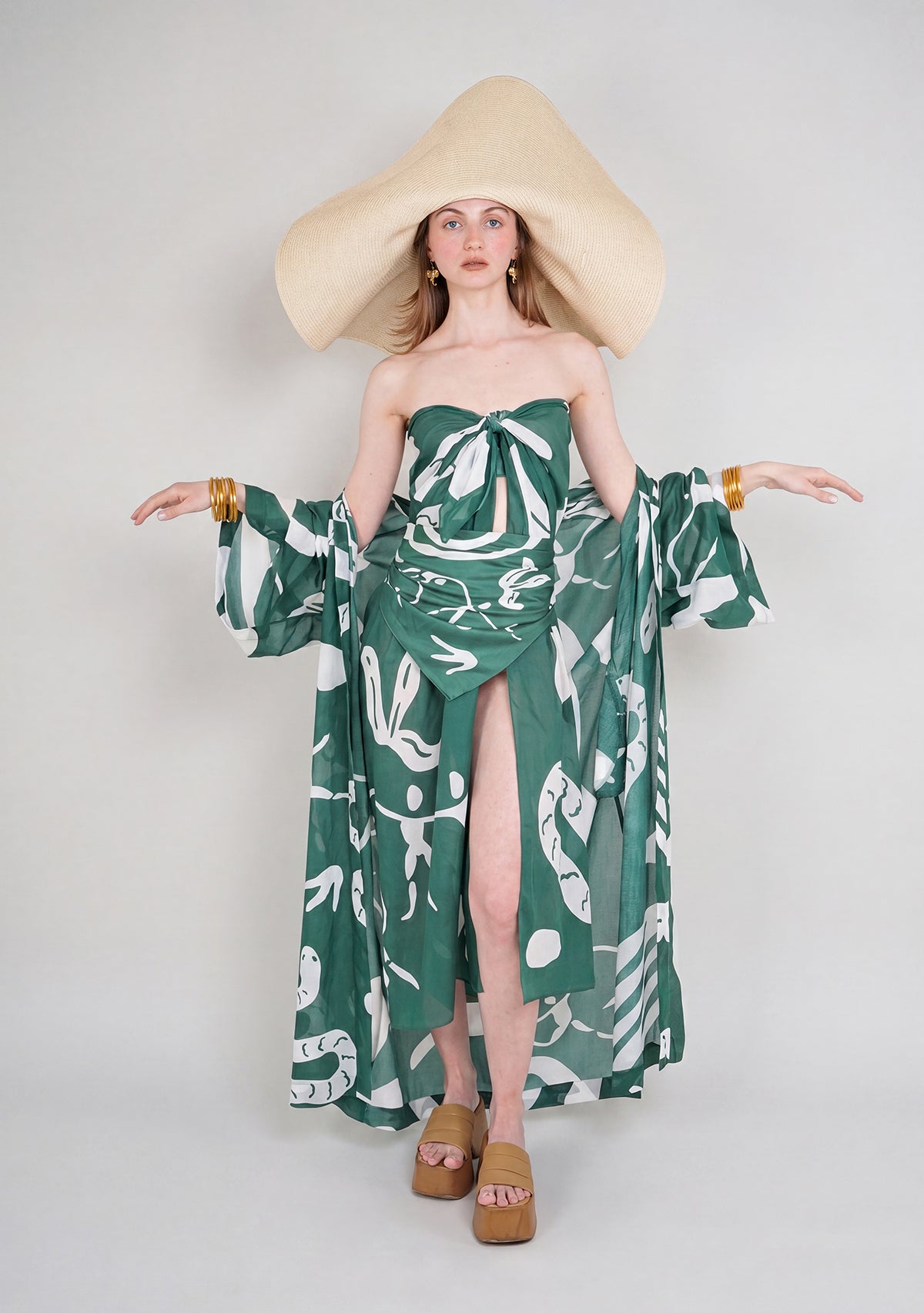 Kundalini yeşil desenli kimono, pareo ve hasır şapka kombinli model görünümü