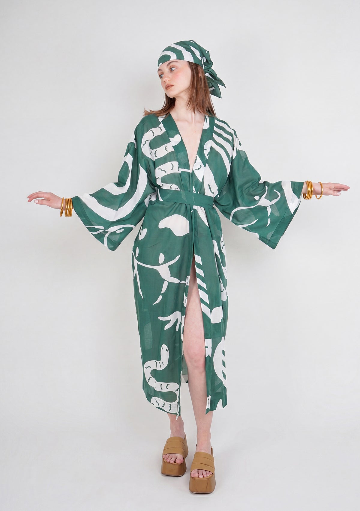 Kundalini yeşil desenli kimono ve eşarp kombinli model görünümü