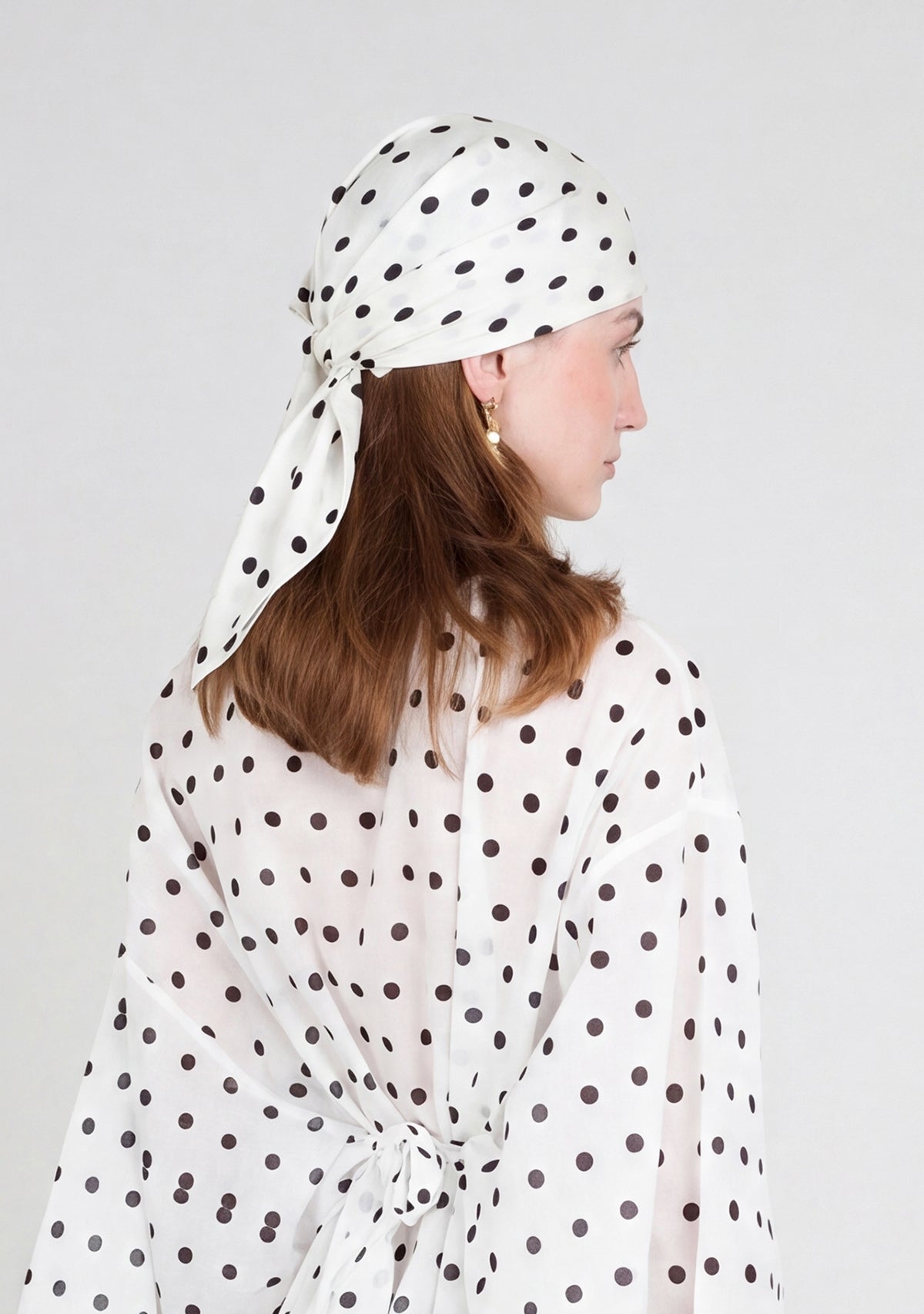 polka-scarf-side-wiew