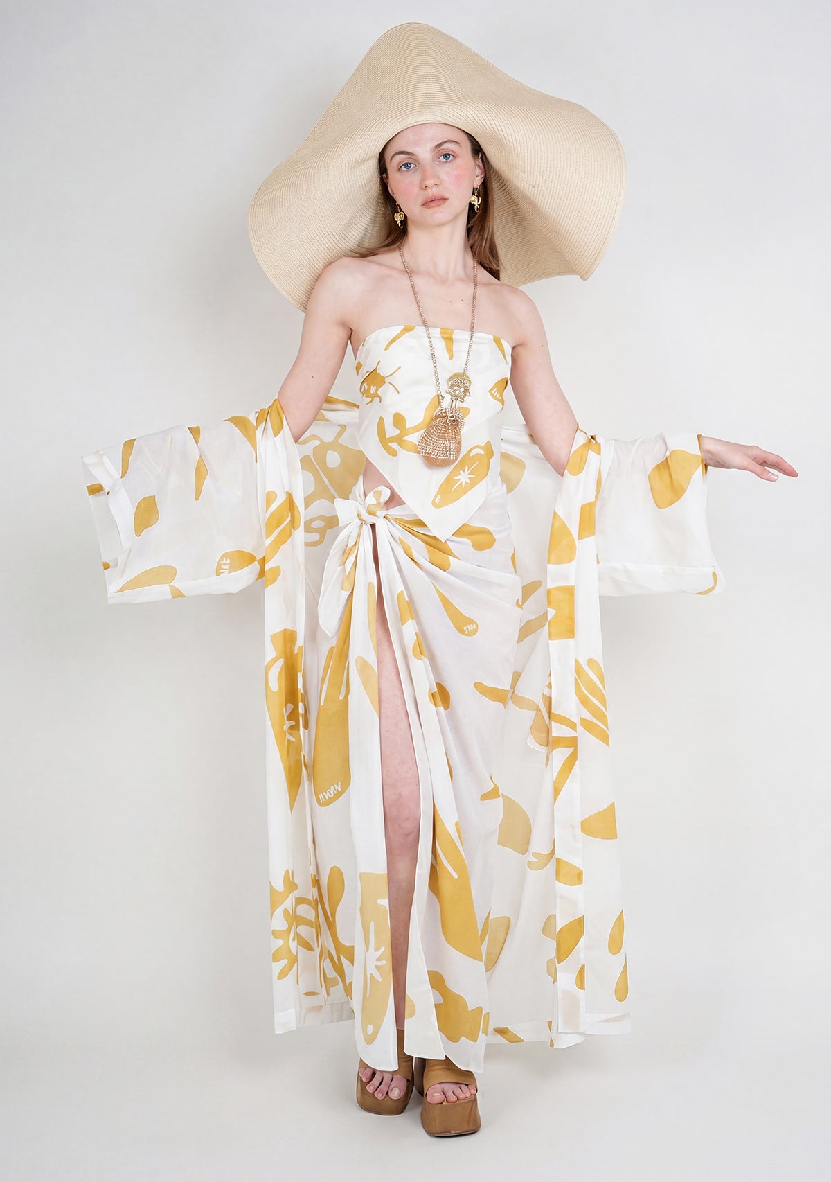 Sukhsuma sarı desenli kimono ve hasır şapka kombinli model görünümü