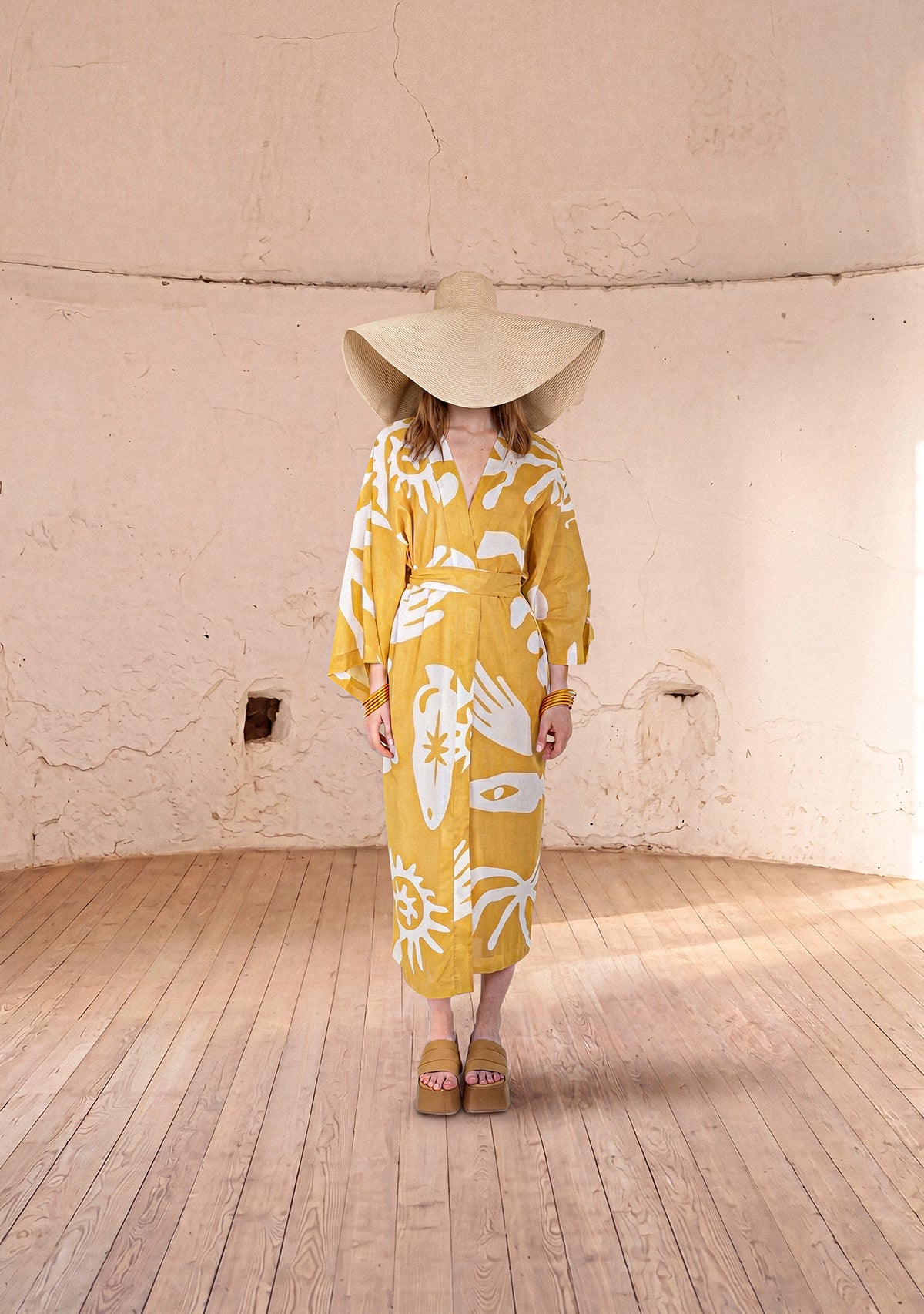 Sukhsuma sarı desenli kimono ve hasır şapka kombinli model iç mekan görünümü