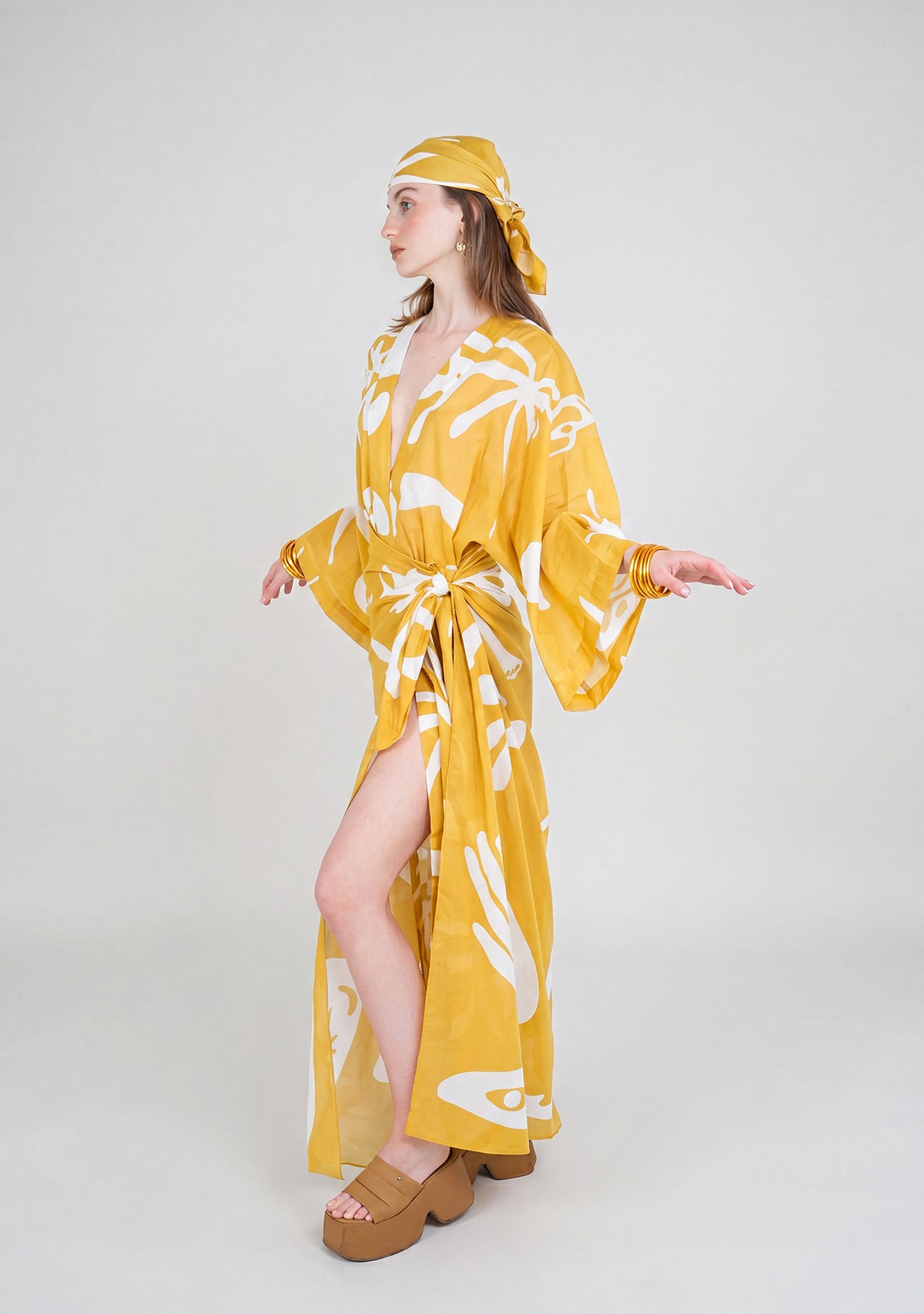 Sukhsuma sarı desenli kimono ve eşarp kombinli model yandan görünümü