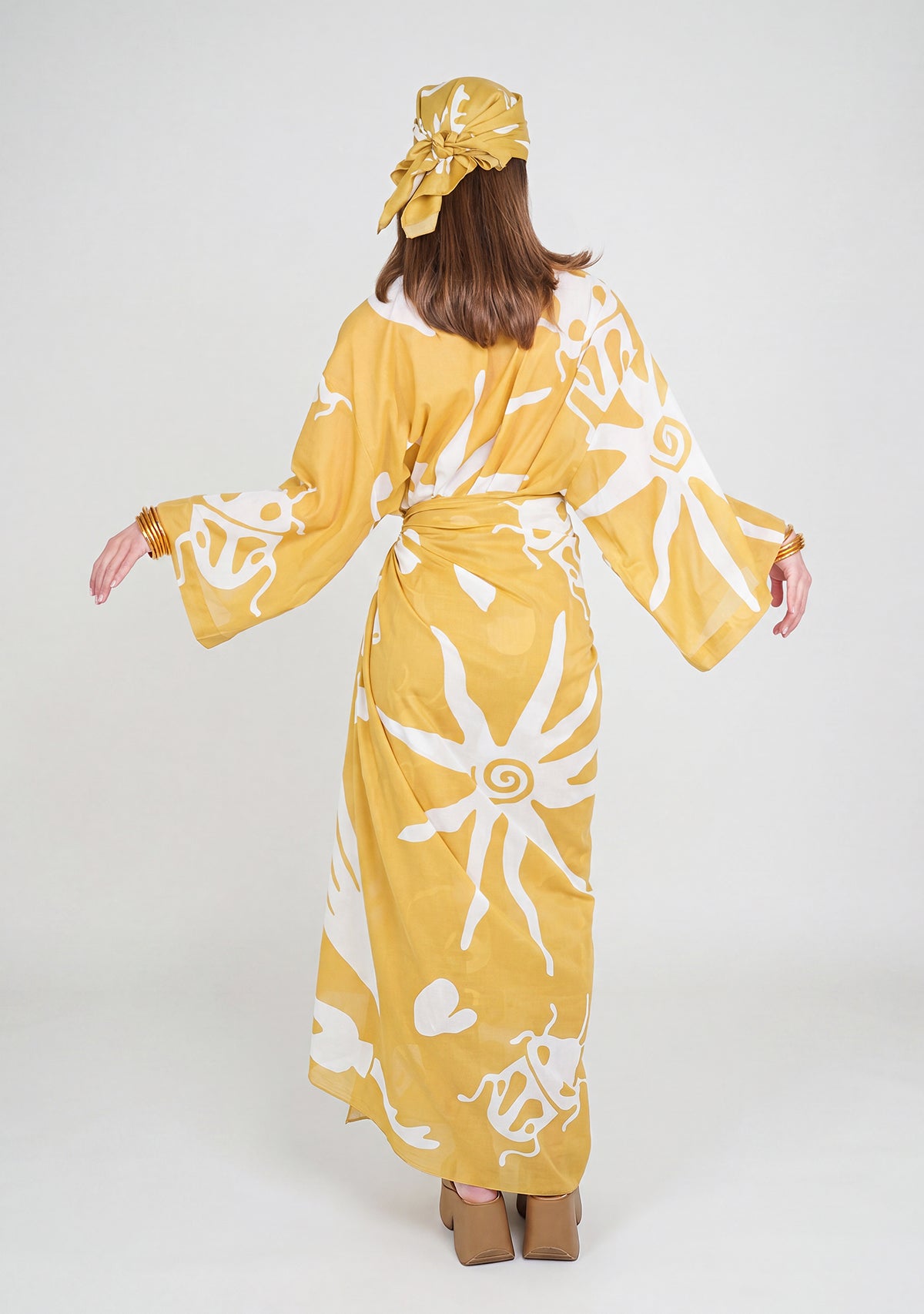 Sukhsuma sarı desenli kimono ve eşarp kombinli model arka görünümü