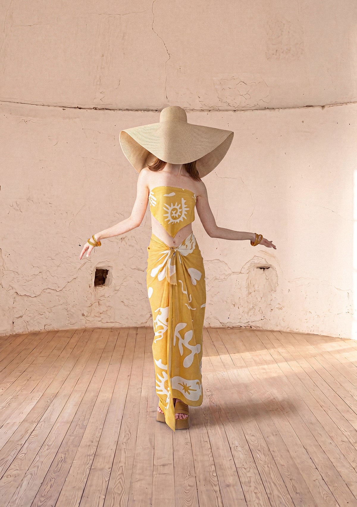 sukhsuma-shadow-scarf-indoor-shooting