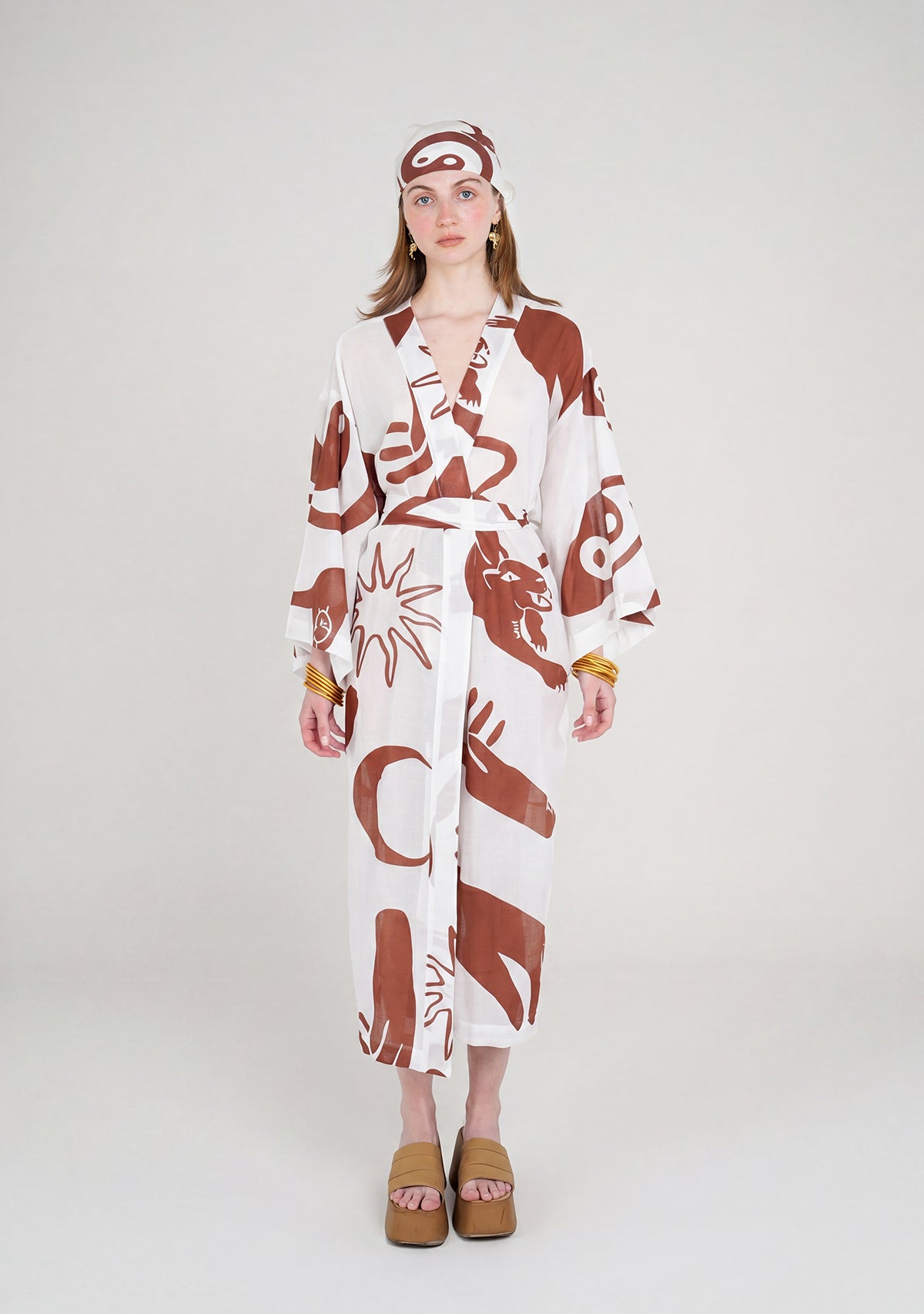 Yinyang bordo desenli kimono ve eşarp kombinli model görünümü